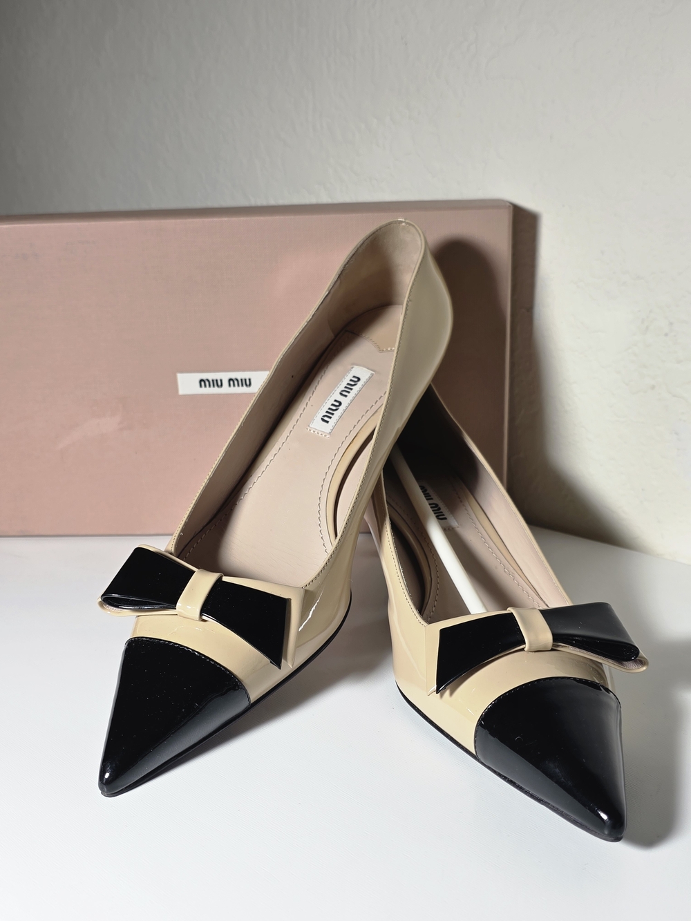 Miu Miu Black & Nude Patent Leather Pointed Toe Bow Pumps Size 39 CalzatureDonna